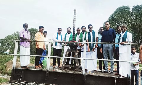 அணைப்பட்டி பேரணையில் பாசனத்திற்கு தண்ணீர் திறக்கப்பட்ட காட்சி.