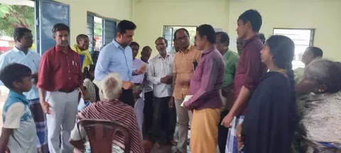 அரும்பட்டு கிராமத்தில் பயனாளிகளிடம்  கூடுதல் கலெக்டர் ஸ்ருதன் ஜெய் நாராயணன் குறைகளை கேட்டறிந்த காட்சி.