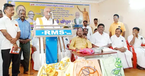 முன்னாள் சுப்ரீம் கோர்ட்டு நீதிபதி ராமசுப்பிரமணியன் பேசியபோது எடுத்த படம். அருகில்  செந்தில்நாதன் எம்.எல்.ஏ., நகர்மன்ற தலைவர் சுந்தரலிங்கம் மற்றும் பலர் உள்ளனர்.