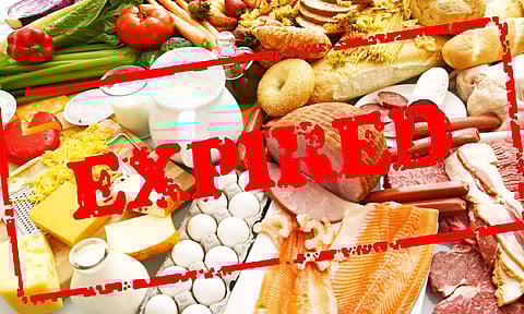 காலாவதியான உணவு பொருட்களை வீசி சென்ற கும்பல்