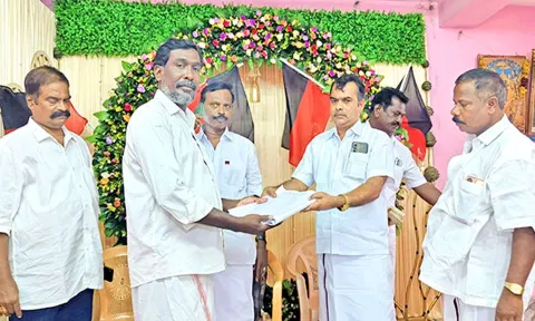 சிவகிரியில் நடைபெற்ற கூட்டத்தில் பாக முகவர்களுக்கான குறிப்பேடு மற்றும் படிவங்களை யூனியன் சேர்மன் பொன் முத்தையா பாண்டியன் வழங்கிய காட்சி.