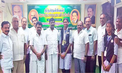 தேசிய தடகள போட்டியில் தங்கம் வென்ற மாணவிக்கு தட்சணமாற நாடார் சங்கம் பாராட்டு