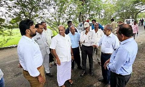 பாகூர் பகுதியில் மழையால் பாதிக்கப்பட்ட பகுதிகளை அமைச்சர் லட்சுமி நாராயணன் பார்வையிட்ட காட்சி.
