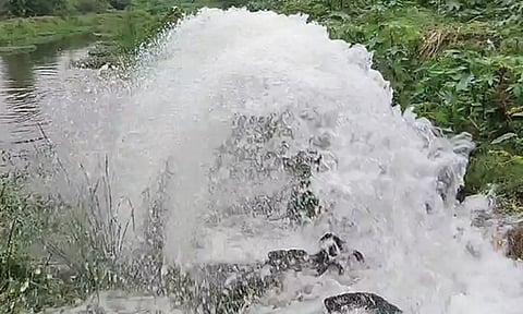 செம்பரம்பாக்கம் ஏரிக்கு செல்லும் சிக்கராயபுரம் கல்குவாரி தண்ணீர் குழாயில் உடைப்பு