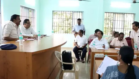கூட்டத்தில் அமைச்சர் கே.என்.நேரு வடகிழக்கு பருவமழை முன்னேற்பாடு பணிகள் குறித்து ஆலோசனை வழங்கிய காட்சி . அருகில் கலெக்டர் கார்மேகம் உள்ளார்.