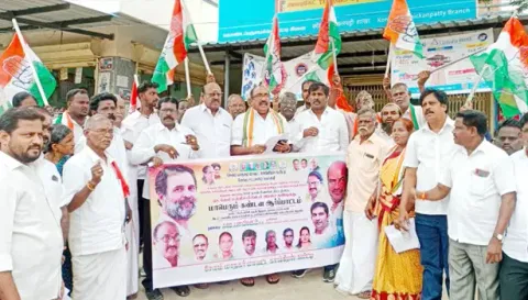 கொண்டப்பநாயக்கன்பட்டி பகுதியில்  சேலம் மாநகர் மாவட்ட காங்கிரஸ் கட்சி  தலைவர் பாஸ்கர் தலைமையில் ஆர்ப்பாட்டம் நடைபெற்ற காட்சி.