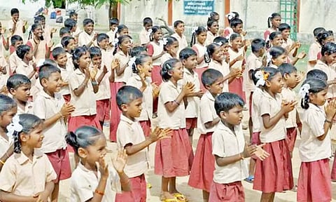 தில்லைவிளாகம் அரசு பள்ளிக்கு கேடயம்