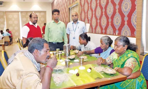 தூய்மை பணியாளர்களுக்கு ஜோதி அறக்கட்டளை சார்பில் அசைவ விருந்து வழங்கப்பட்டது. 
