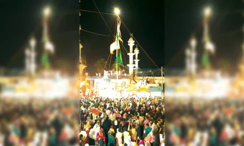 முத்துப்பேட்டை ஜாம்புவானோடைகந்தூரி விழாவையொட்டி கொடிஏற்றப்பட்டது. 

