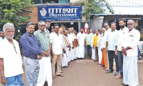 தஞ்சை மாவட்ட (தெற்கு) காங்கிரஸ் சார்பில் அணிவித்த மரியாதை செய்தனர்.
