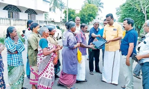 கவுன்சிலர் நீலகண்டன் மழைகோட் வழங்கினார்.
