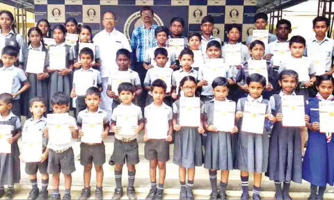 போட்டியில் வெற்றி பெற்ற மாணவர்களுக்கு சான்றிதழ் வழங்கப்பட்ட காட்சி.