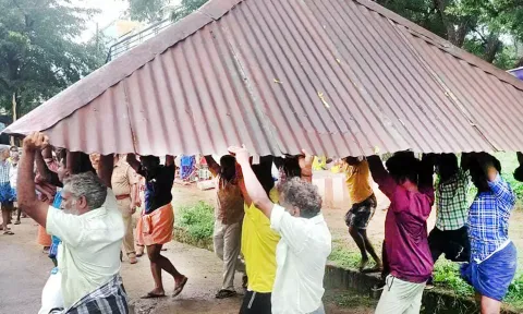 கோவில் மேற்கூரையை அகற்றிச் சென்ற ஊழியர்கள்.