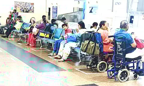 பெங்களூரு விமானத்தில் செல்ல இருந்த பயணிகள் திருச்சி விமான நிலையத்தில் காத்திருப்பதை காணலாம்.