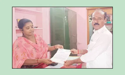 இந்து சமய அறநிலையத்துறை இணை ஆணையரிடம், விஸ்வநத்தம் ஊராட்சி மன்ற தலைவர் சக்திவேல்நாகராஜ்   கோரிக்கை மனு கொடுத்தார்.