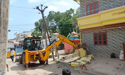 வடிவீஸ்வரத்தில் ஆக்கிரமிப்புகள் அகற்றம்