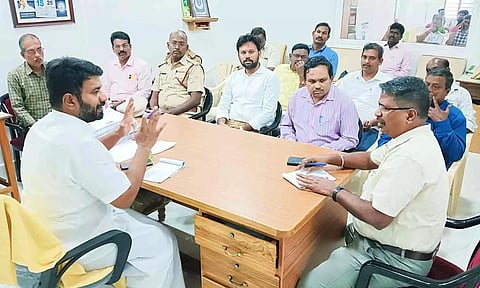 செந்தில்குமார் எம்.எல்.ஏ. தலைமையில் பருவ மழை எதிர்கொள்ள ஆலோசனைக் கூட்டம் நடந்த காட்சி.