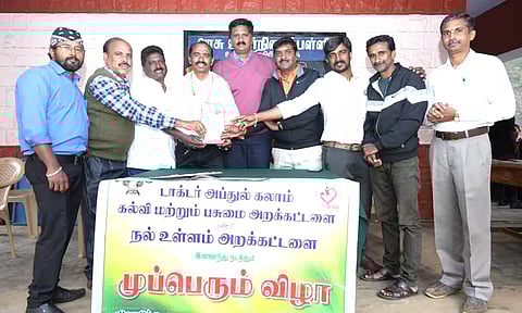 உலிக்கல் அரசு உயர்நிலைப்பள்ளிக்கு இலவச குடிநீர் சுத்திகரிப்பு எந்திரம்