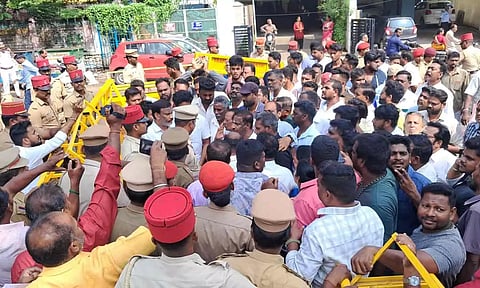 நேரு எம்.எல்.ஏ. தலைமையில் கலெக்டர் அலுவலகத்தை முற்றுகையிட்ட காட்சி.