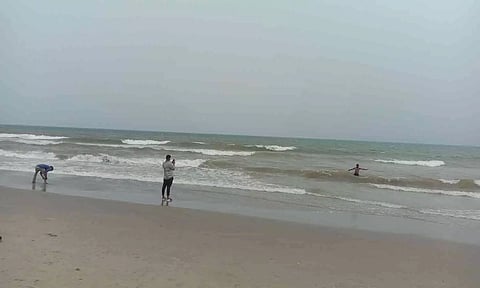 புதுவை கடற்கரை இன்று மீண்டும் நிறம் மாறி காணப்பட்ட காட்சி.