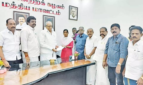 சாலை விபத்தில் பலியான வாலிபருக்கு ரூ.2 லட்சம் உதவி தொகையை அவரது மனைவியிடம் சண்முகம் எம்.பி. வழங்கினார்.