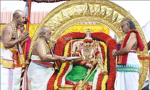 பிரம்மோற்சவ விழா: சூரிய, சந்திர பிரபை வாகனங்களில் பத்மாவதி தாயார் வீதிஉலா