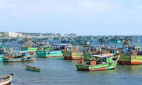 வேலை இழப்பால் வருமானமின்றி தவிக்கும் ராமேசுவரம் மீனவர்கள்: குடும்பத்தை காப்பாற்ற மாற்று தொழிலுக்கு செல்கின்றனர்