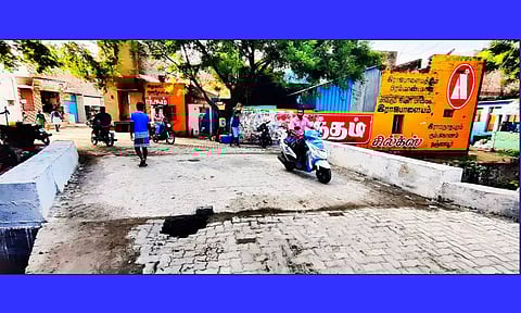 கூமாப்பட்டியில் புதிதாக கட்டி திறக்கப்பட்ட ஒருசில நாட்களில் பாலத்தில் ஏற்பட்ட பள்ளத்தை படத்தில் காணலாம்.