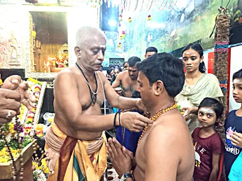 மதுரை மேலமாசி வீதி ஆனந்த அய்யப்பன் கோவிலில் கார்த்திகை முதல் நாளையொட்டி பக்தர்கள் மாலை அணிந்து விரதம் தொடங்கினர்.&nbsp;