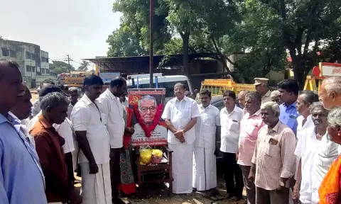 ஆலங்குளத்தில்  சங்கரய்யா படத்திற்கு அனைத்து கட்சியினர் மரியாதை
