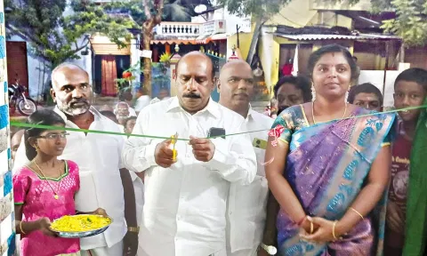கடையம் அருகே வள்ளியம்மாள்புரத்தில் ரூ.5 லட்சத்தில் பயணிகள் நிழற்குடை-மனோஜ் பாண்டியன் எம்.எல்.ஏ. திறந்து வைத்தார்