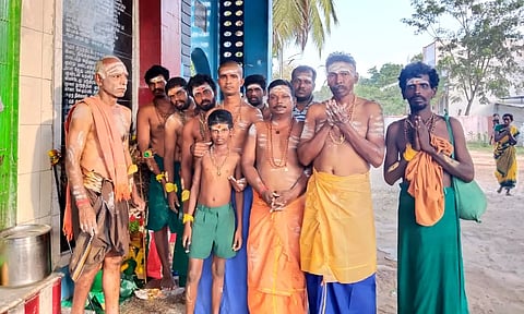 ஆனந்த விநாயகர் கோவிலில்  அகில பாரத  அய்யப்பா சேவா சங்க  ஒருங்கிணைப்பாளர் அஜித் குமார் தலைமையில்  மாலை அணிந்த பக்தர்கள்.&nbsp; &nbsp;