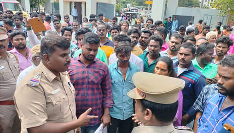 நகை கடையில் பணம் கட்டி ஏமாற்றம் அடைந்தவர்கள் சேலம் கலெக்டர் அலுவலகத்தை முற்றுகையிட்டனர். அவர்களிடம் போலீசார் பேச்சுவார்த்தை நடத்திய காட்சி.