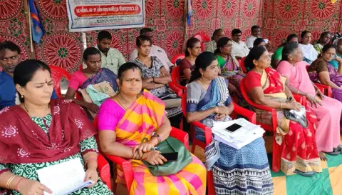 உண்ணாவிரதம் இருந்த எய்ட்ஸ் கட்டுப்பாட்டு ஊழியர்கள்.