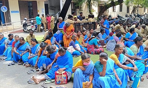 கோவையில் தூய்மை பணியாளர்கள் தர்ணா போராட்டம்