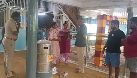 உண்டியல் உடைத்து கொள்ளையடிக்கப்பட்ட கோவிலில் போலீசார் விசாரணை நடத்திய காட்சி.