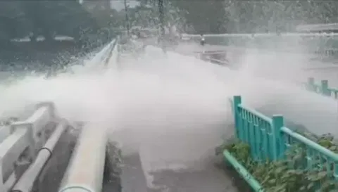 மேட்டூரில் காடையாம்பட்டி கூட்டு குடிநீர் திட்ட குழாயில் உடைப்பு ஏற்பட்டு  பல ஆயிரம் லிட்டர்  குடிநீர்  வீணாக வெளியேறிய காட்சி.
