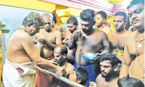 மணலூர் அய்யப்பன் கோவிலில் பக்தர்கள் மாலை அணிந்து கொண்டனர்.