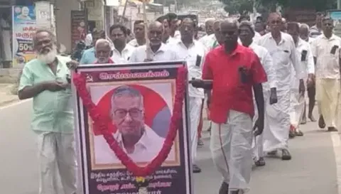 குமாரபாளையத்தில் அனைத்து கட்சியினர் சார்பில் மவுன ஊர்வலம் நடைபெற்ற காட்சி.