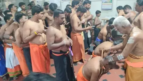 சேலம் சாஸ்தா நகர் அய்யப்பன் கோவிலில் மாலை அணிந்த அய்யப்ப பக்தர்கள்.
