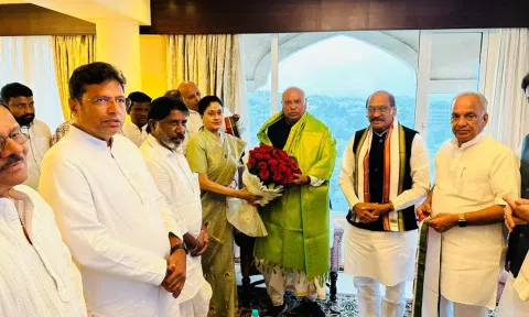 பாஜகவில் இருந்து விலகி காங்கிரஸில் இணைந்தார் நடிகை விஜயசாந்தி