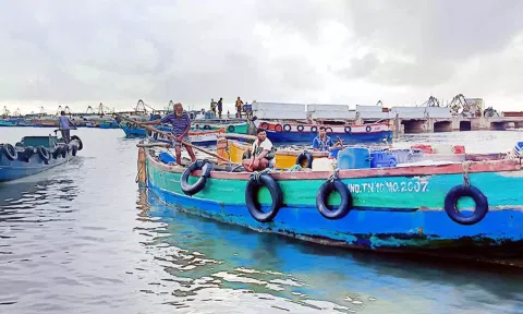 ராமேசுவரம் துறைமுகத்தில் இருந்து புறப்பட்ட படகுகள்.