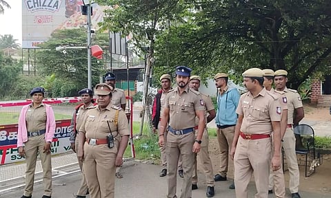 கோவை க.க.சாவடி சோதனைச்சாவடியில் போலீசார் குவிக்கப்பட்டு கண்காணிப்பு பணியில் ஈடுபட்ட காட்சி