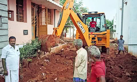 திட்டபணிகளுக்கு இடையூறாக இருந்த ஆக்கிரமிப்புகள் அகற்றப்பட்ட காட்சி.