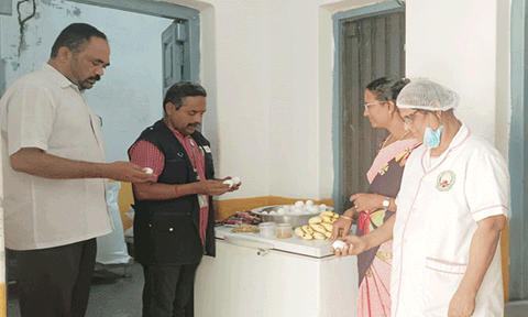 பெருந்துறை அரசு மருத்துவமனைகளில் உணவு பாதுகாப்பு அதிகாரிகள் சோதனை