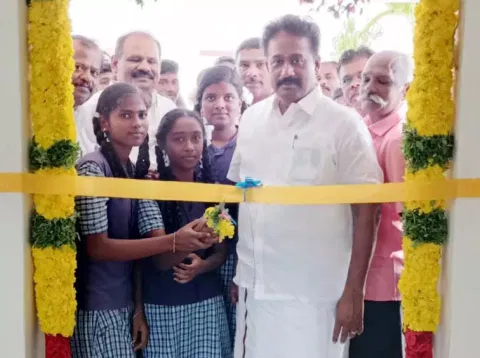 கூடுதல் வகுப்பறை கட்டிடத்தை தங்கபாண்டியன் எம்.எல்.ஏ. முன்னிலையில் மாணவிகள் திறந்து வைத்தனர்.