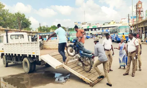 கடலூர் திருப்பாதிரிப்புலியூர் பேருந்து நிலையத்தில் போக்குவரத்துக்கு இடையூறாக நிறுத்தி இருந்த இரு சக்கர வாகனத்தை போக்குவரத்து போலீசார் பறிமுதல் செய்தனர்.