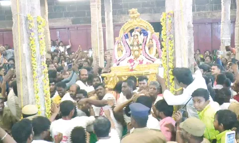 சிக்கல் சிங்காரவேலவர் அன்னையிடம் வேல் வாங்க தயாராக நிற்கும் காட்சி.

