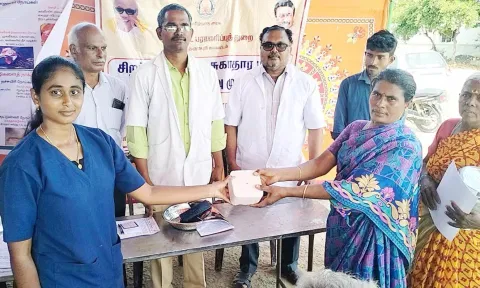 &nbsp;கால்நடை வளர்ப்போருக்கு மருத்துவர்கள் தாது உப்பு கலவையை வழங்கிய காட்சி.