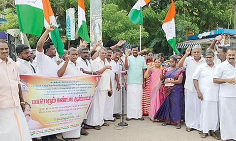 காங்கிரஸ் கட்சியினர் ஆர்ப்பாட்டத்தில் ஈடுபட்டனர்.
